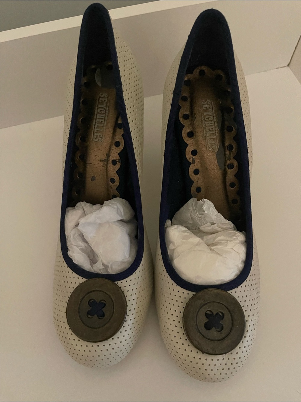 SEYCHELLES Y2K CREAM & NAVY PERFORATED LEATHER PUMPS — SIZE 8.5